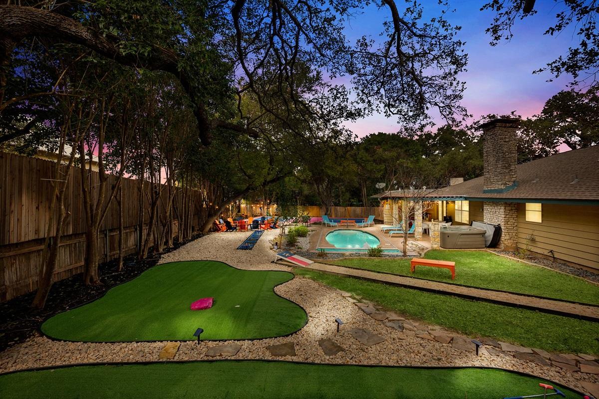 Tee off in your own backyard paradise! ⛳🏌️‍♂️ Enjoy a round of mini-golf, challenge friends, and soak in the sunshine. Fun for all ages, this playful retreat is perfect for making memories. Who’s ready for a hole-in-one? 🌿✨ #MiniGolfFun